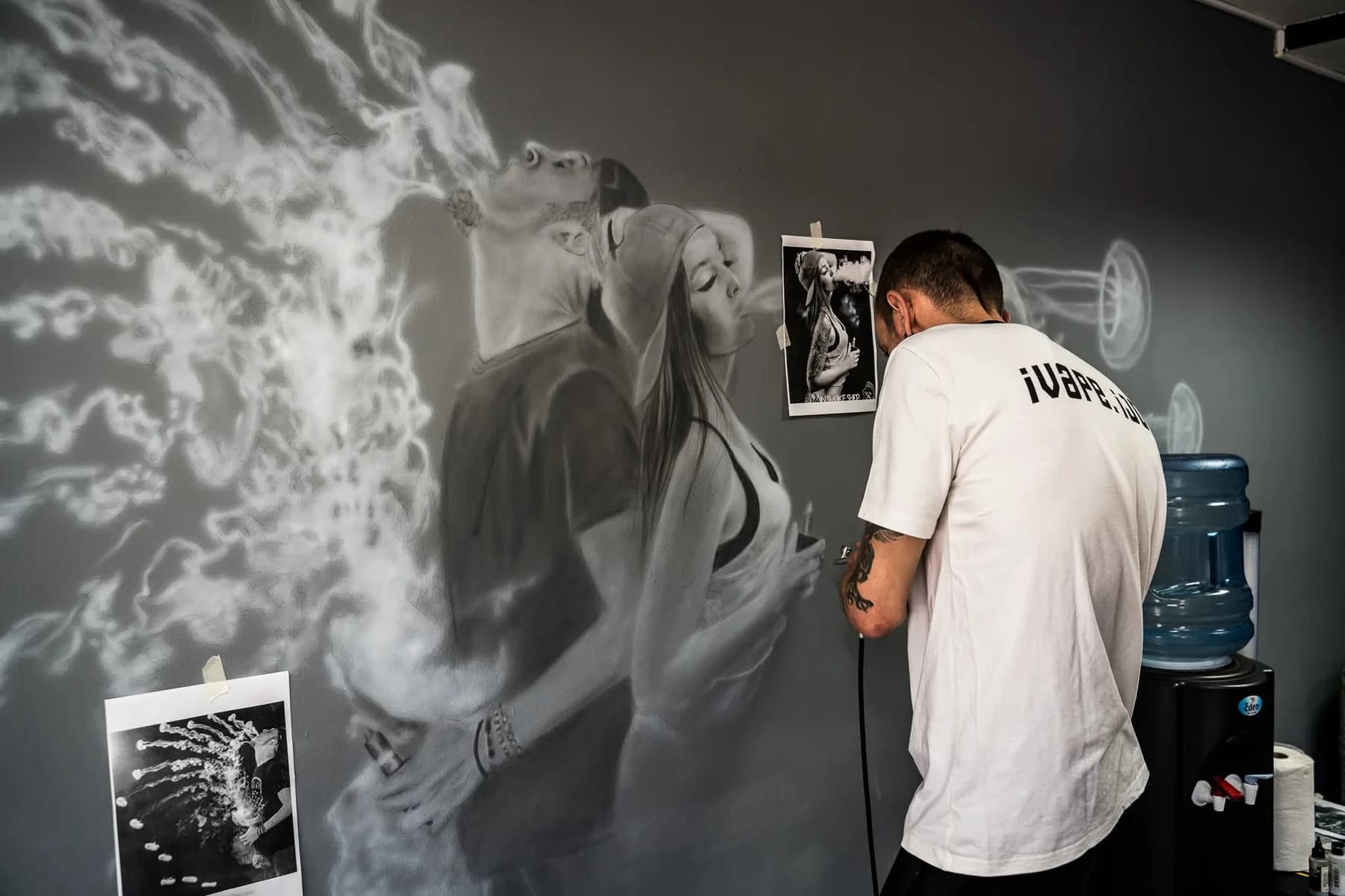 Wapująca para — Mural malowany w vapeshopie